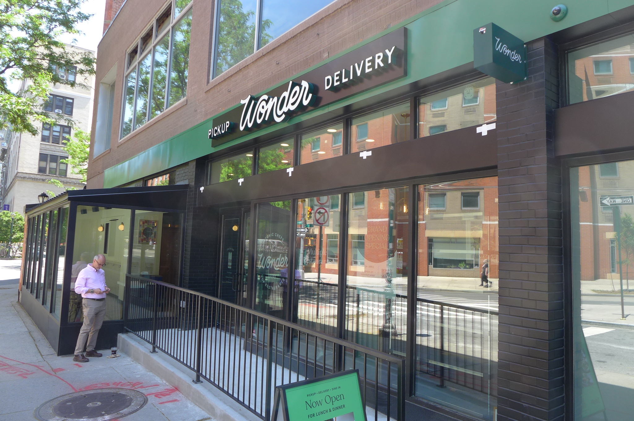 The storefront of a Wonder location. 
